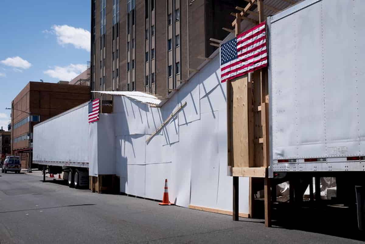 New York: 650 cadaveri di Covid "parcheggiati" nei camion frigo: non si conoscono le famiglie