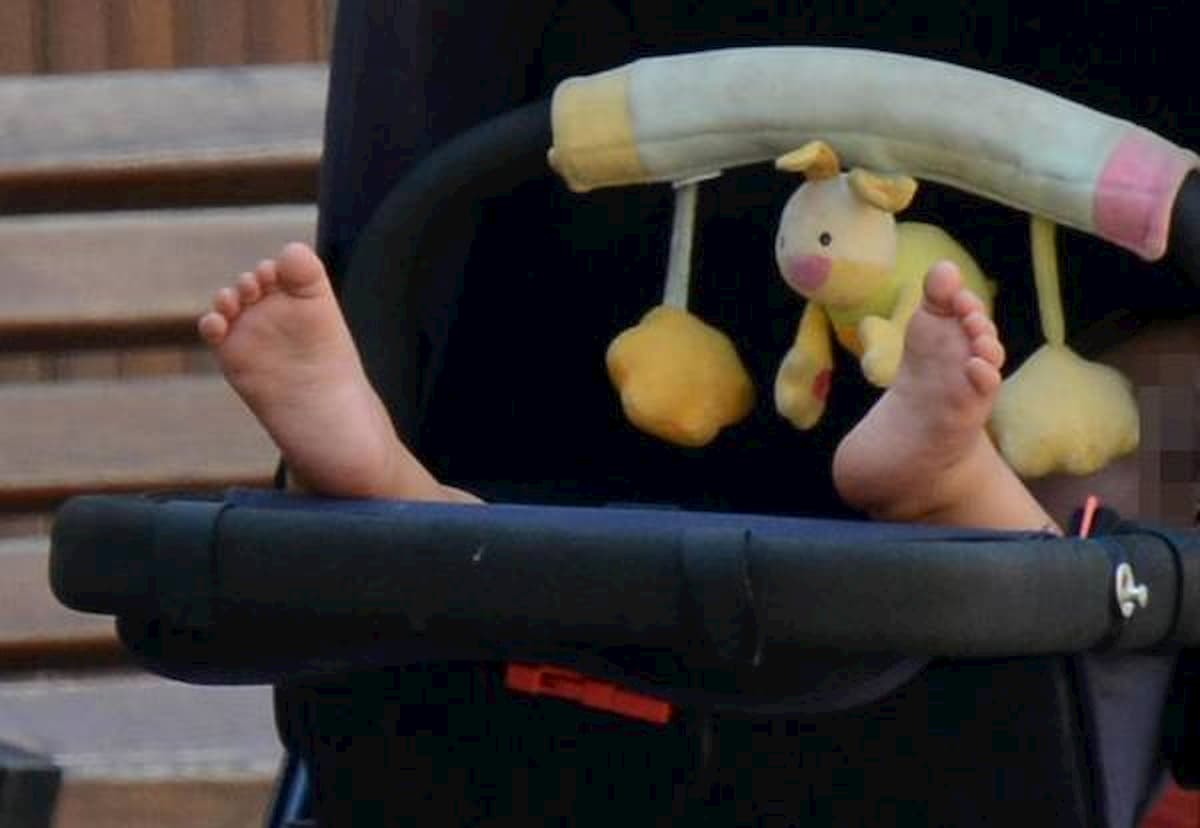 Lanciano fuochi d'artificio dentro un passeggino, bambino si salva per miracolo