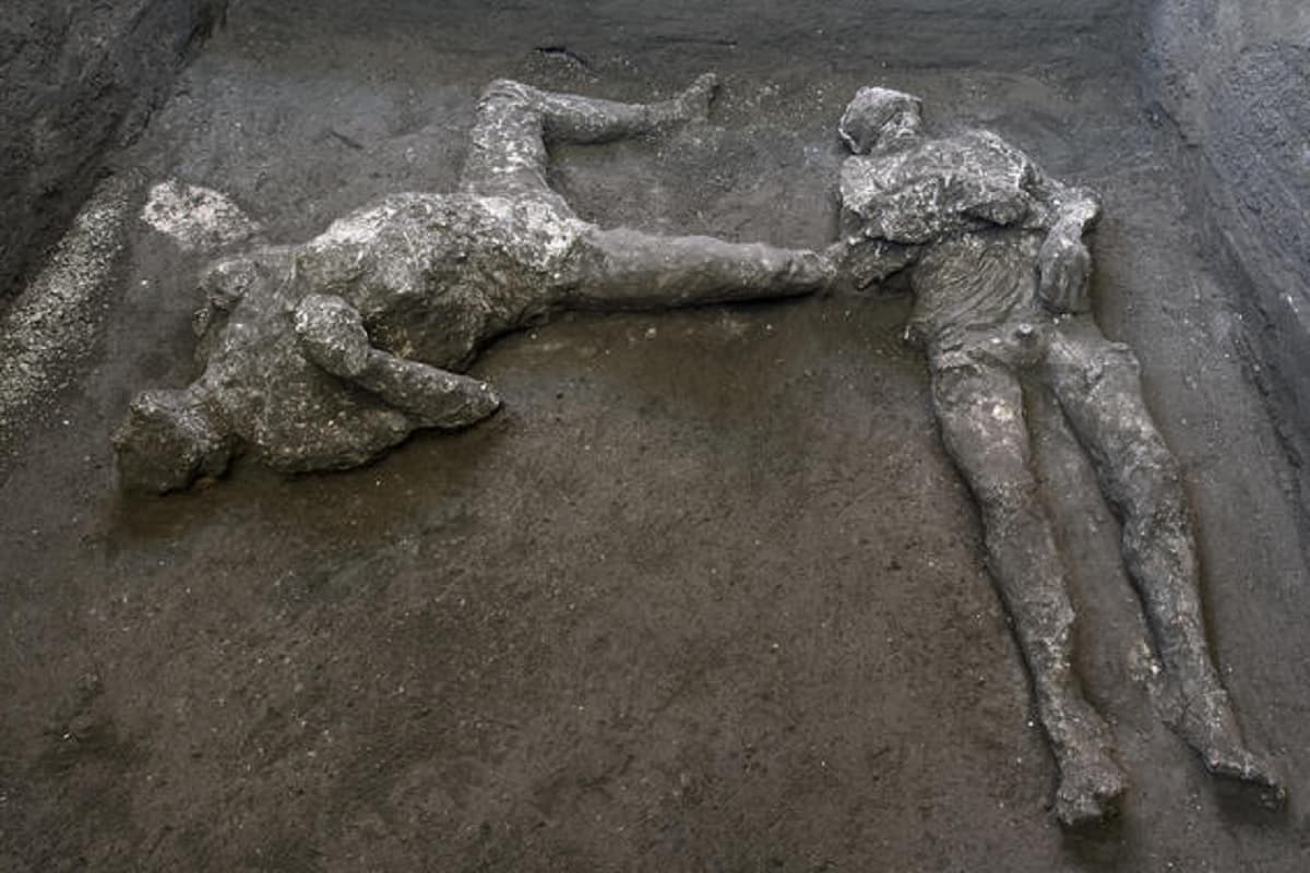 Pompei, ritrovati due corpi intatti: un quarantenne e uno schiavo uccisi dai vapori bollenti dell'eruzione