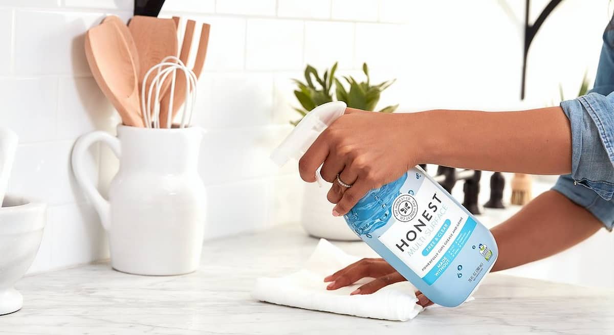 Covid, pulire le superfici non serve (quasi) a nulla