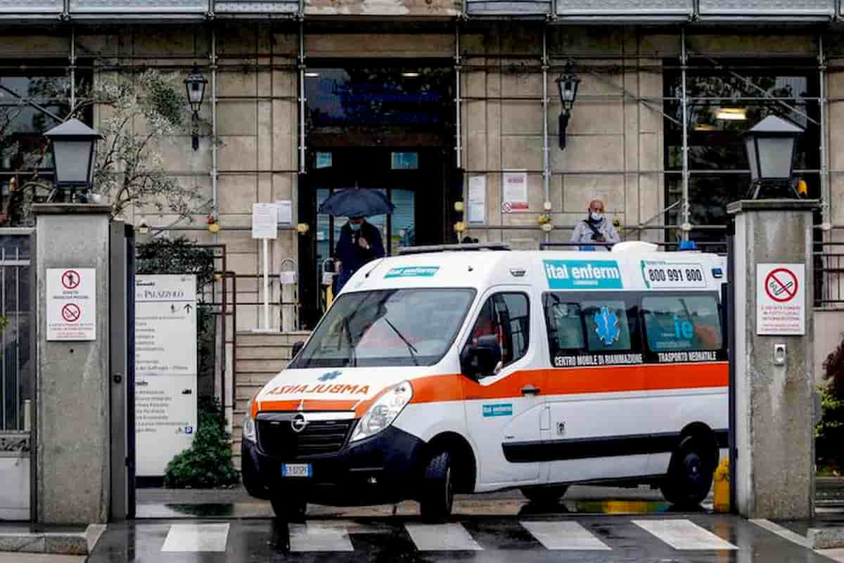 Negazionisti ci sono e ci fanno: malati dicono "medici assassini". E inseguono ambulanze
