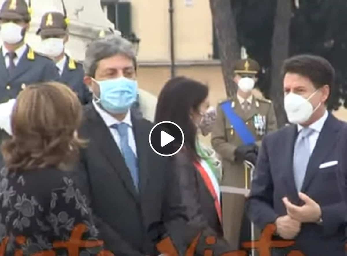 Virginia Raggi positiva al Coronavirus. E ieri ha parlato da vicino con Conte, Fico... VIDEO