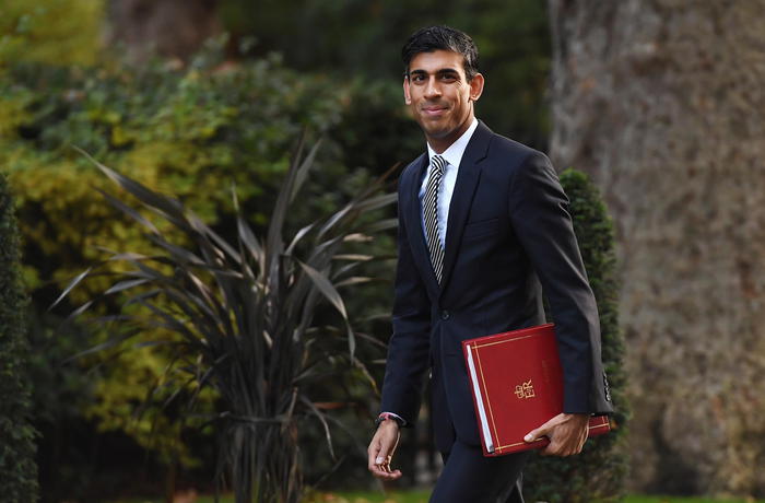 Tasse in arrivo con le auto elettriche: calano le accise, servono nuove entrate, gli inglesi già ci pensano. Nella foto Rishi Sunak, ministro dell'economia britannico