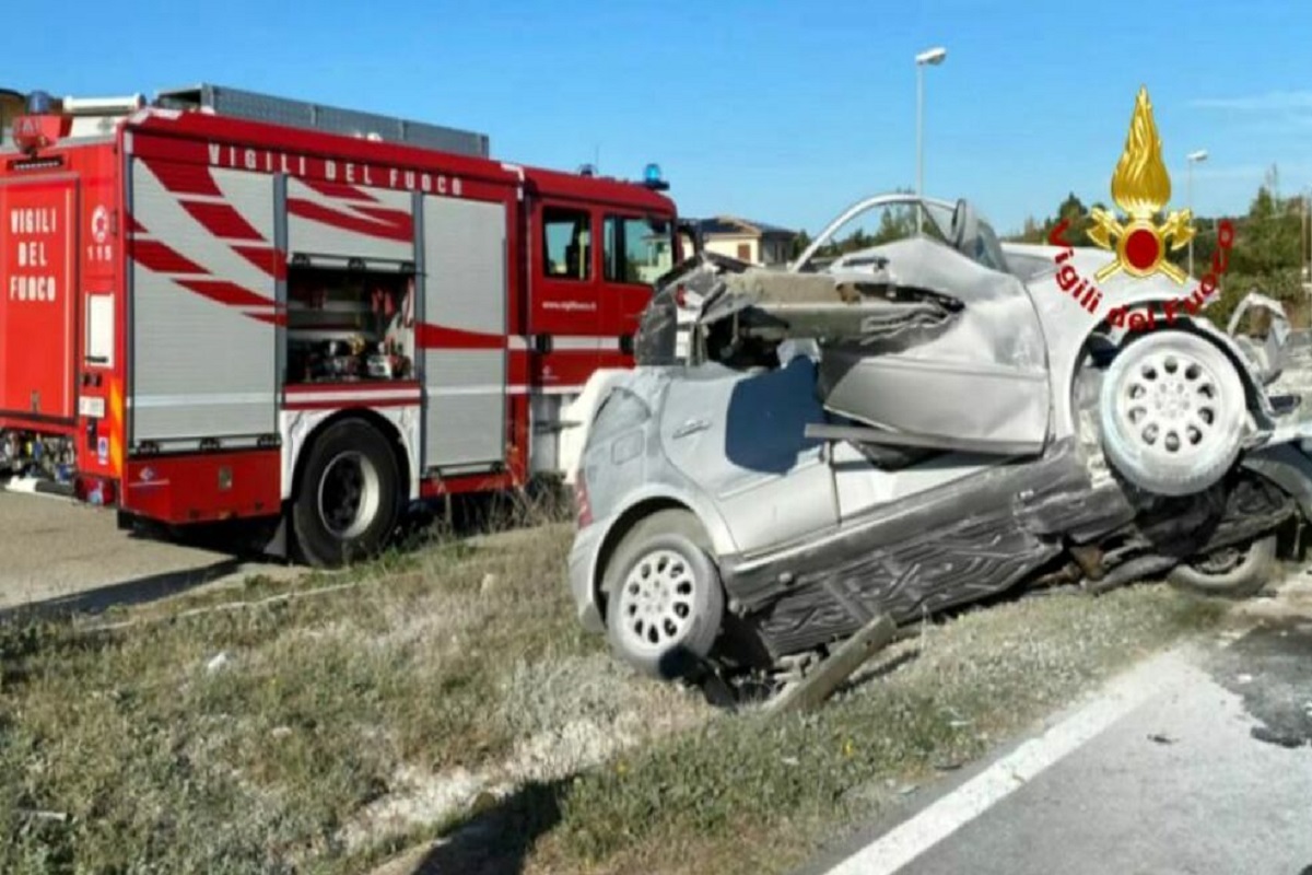 Serdiana (Sud Sardegna), guard rail trafigge l'auto: donna illesa