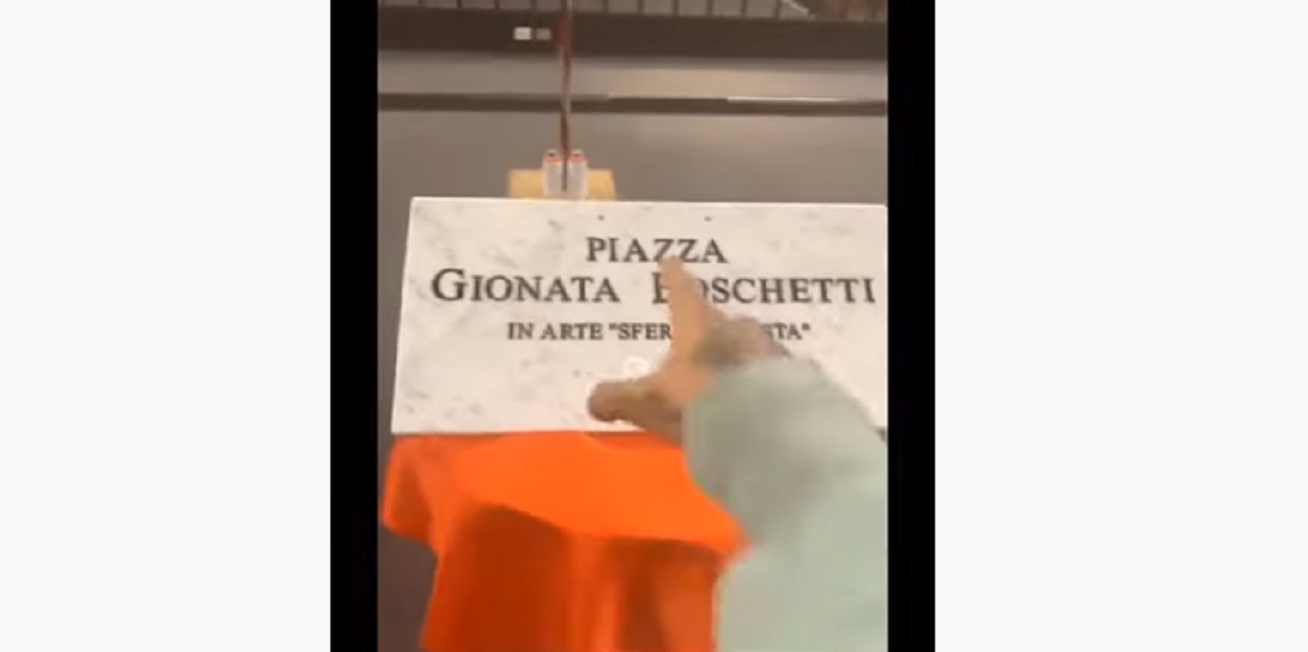 A Cinisello Balsamo una piazza dedicata al trapper Sfera Ebbasta VIDEO