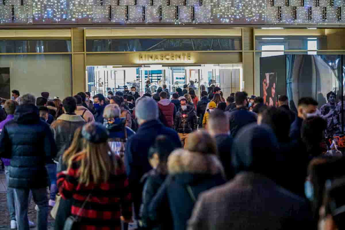 Effetto gregge più forte e veloce di immunità gregge: struscio shopping trionfa