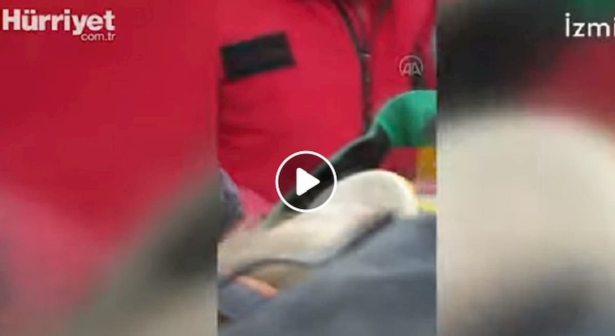 Smirne: bambina di 3 anni estratta viva dalle macerie 72 ore dopo il terremoto in Turchia VIDEO