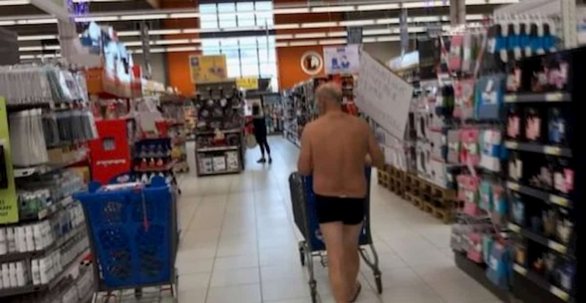 spesa in mutande protesta contro governo