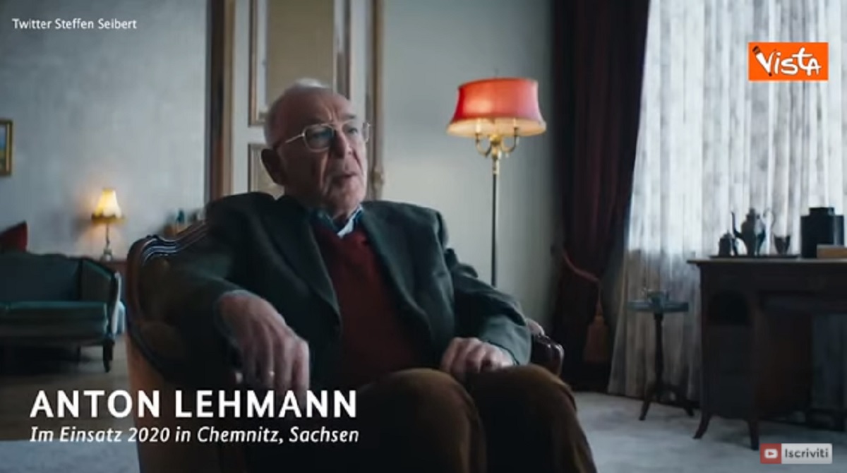 Spot governo tedesco contro il Covid: "Siamo diventati eroi stando sul divano"