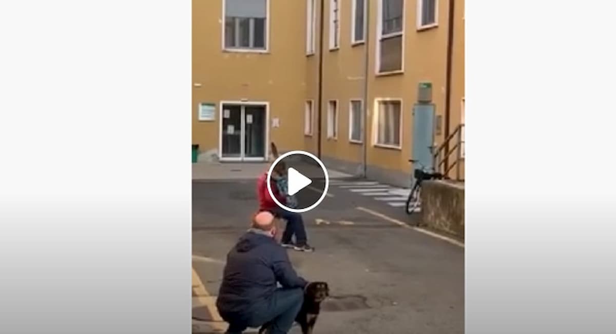 Stefano Bozzini, l'alpino che fa la serenata alla moglie ricoverata in ospedale vicino Piacenza VIDEO