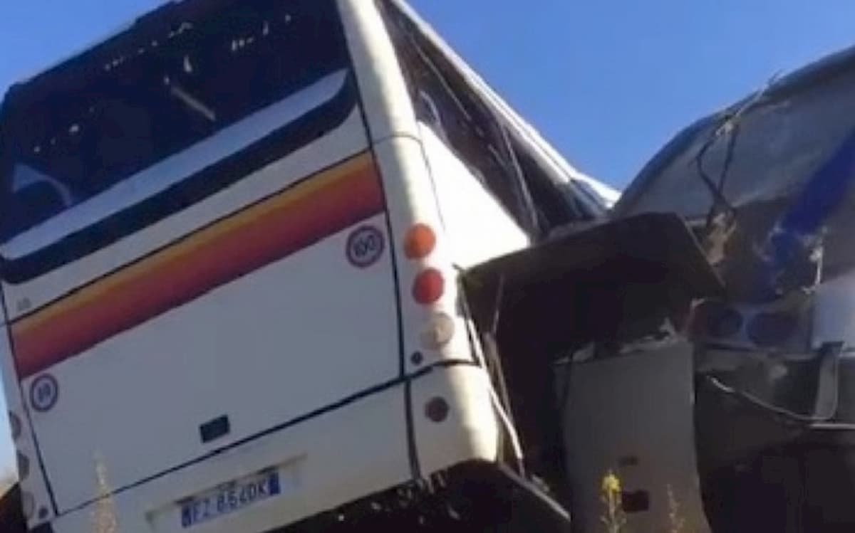 Vittoria: treno travolge autobus incastrato sulle rotaie. Per fortuna erano scesi tutti prima