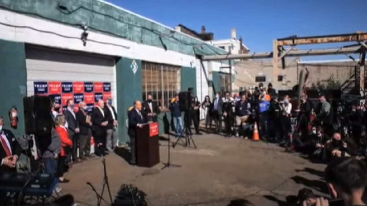 Donald Trump e la campagna nel parcheggio di un negozio per adulti e di pompe funebri