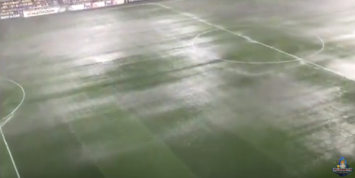 Villareal-Maccabi, bomba d'acqua: il campo da calcio diventa una piscina VIDEO