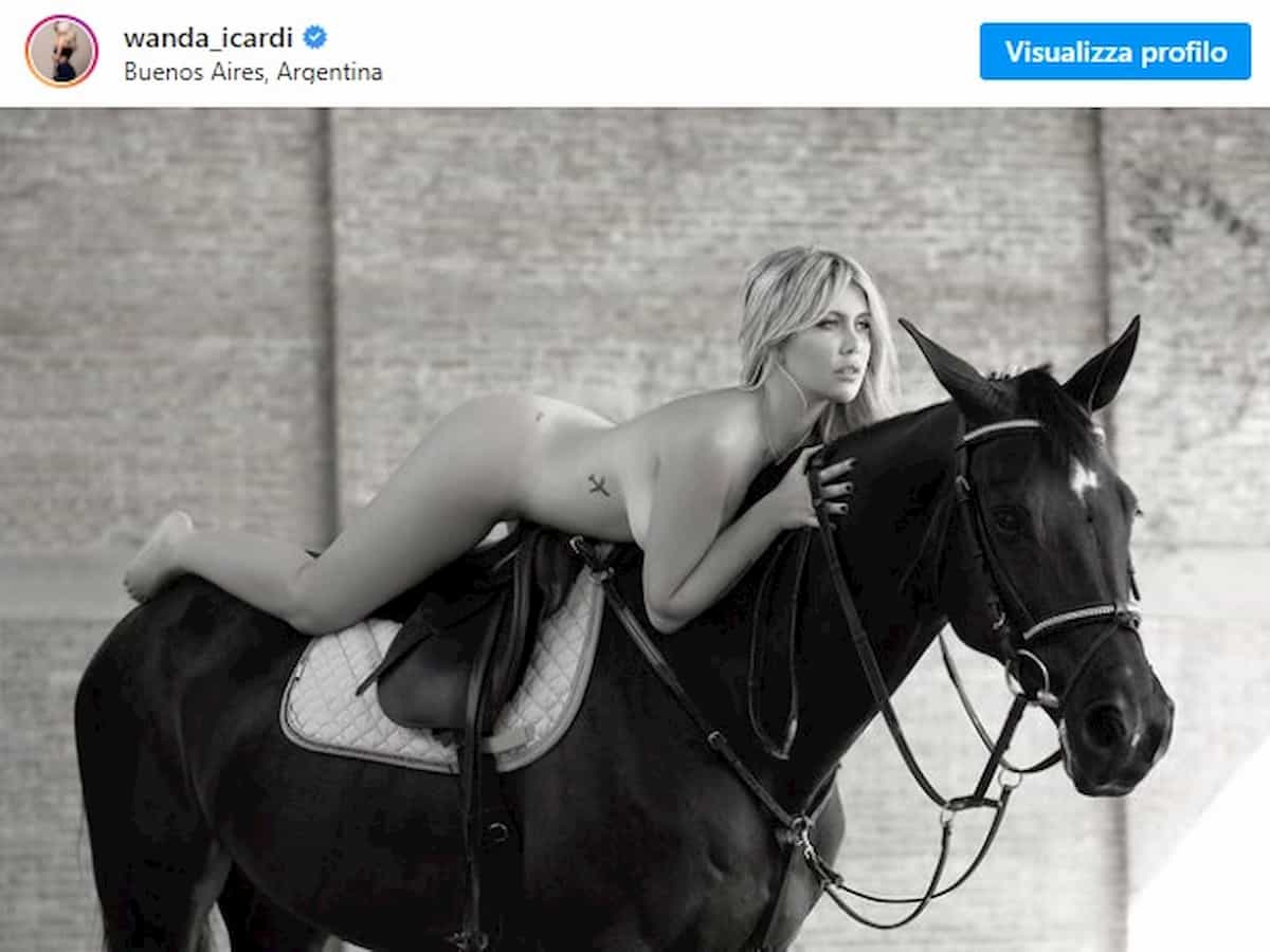 Wanda Nara nuda cavallo
