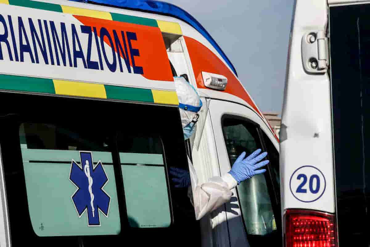 Taranto, medico 118 ha detto "Tra 10 minuti muori" per spronare il paziente che rifiutava la mascherina