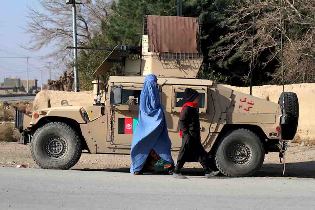 Soldato australiano beve da protesi talebano