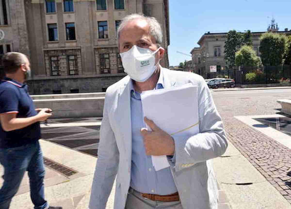 Crisanti: "Dovremo portare la mascherina per altri due anni, non è certo che i vaccinati siano contagiosi"