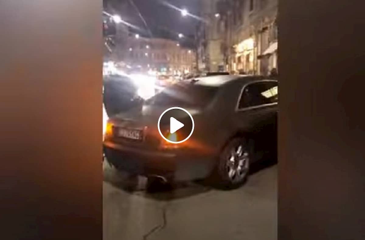 Flavio Briatore e la Rolls Royce che blocca il traffico di Milano... ma non è la sua! VIDEO