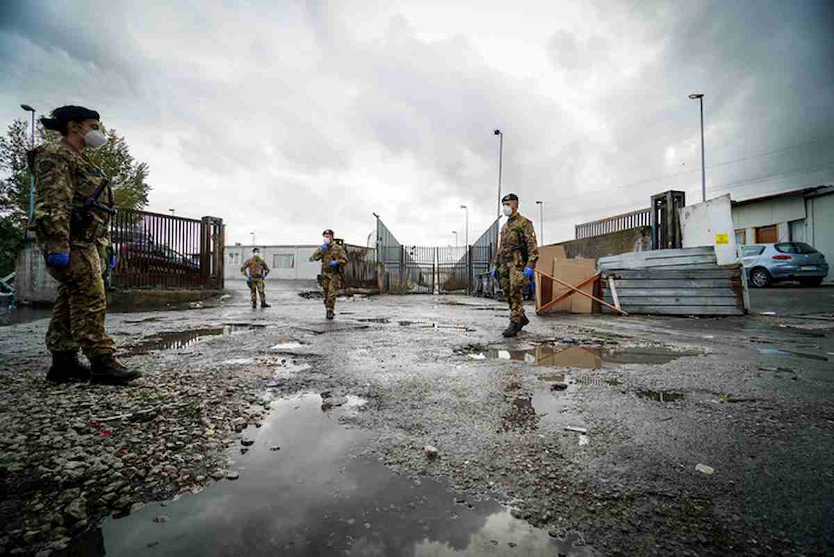 militar nel campo rom di Scampia