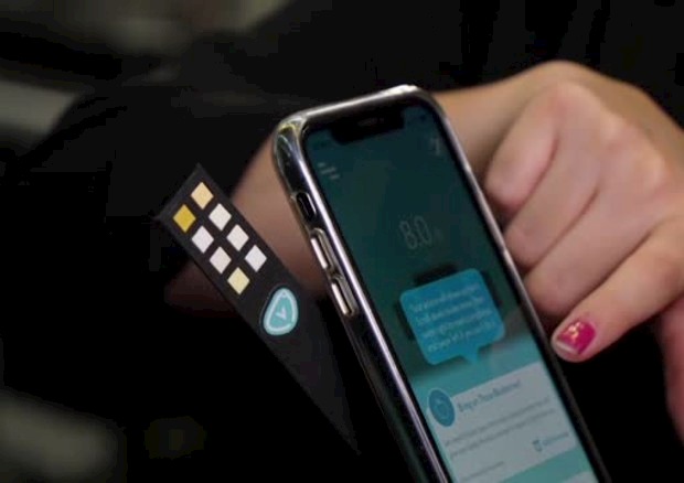 cellulare in disuso, foto Ansa