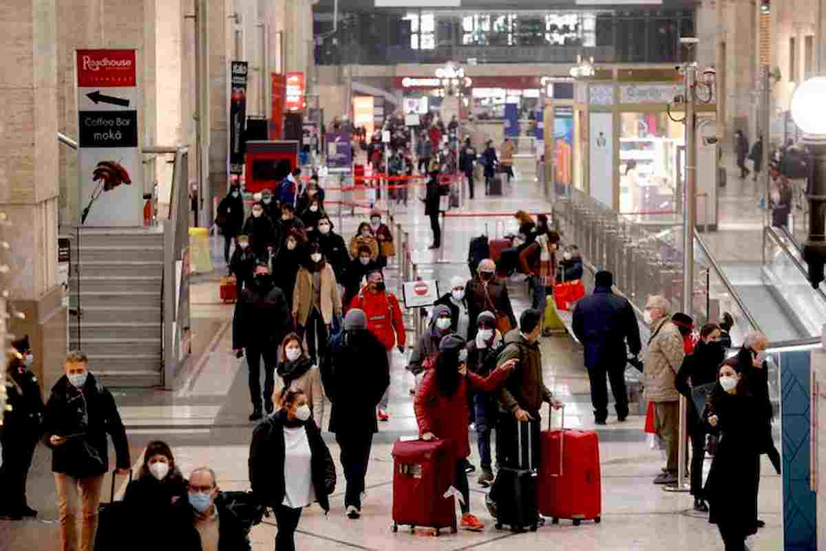 Natale in lockdown? Le Frecce Milano-Napoli sono già sold out, ma per ora niente ressa nelle stazioni
