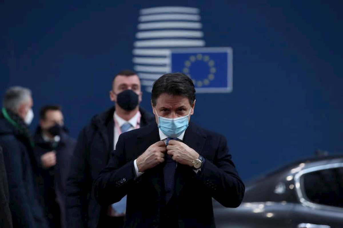 Renzi avverte: "Pronto a far cadere Conte se non fa marcia indietro". Il premier accetta la verifica