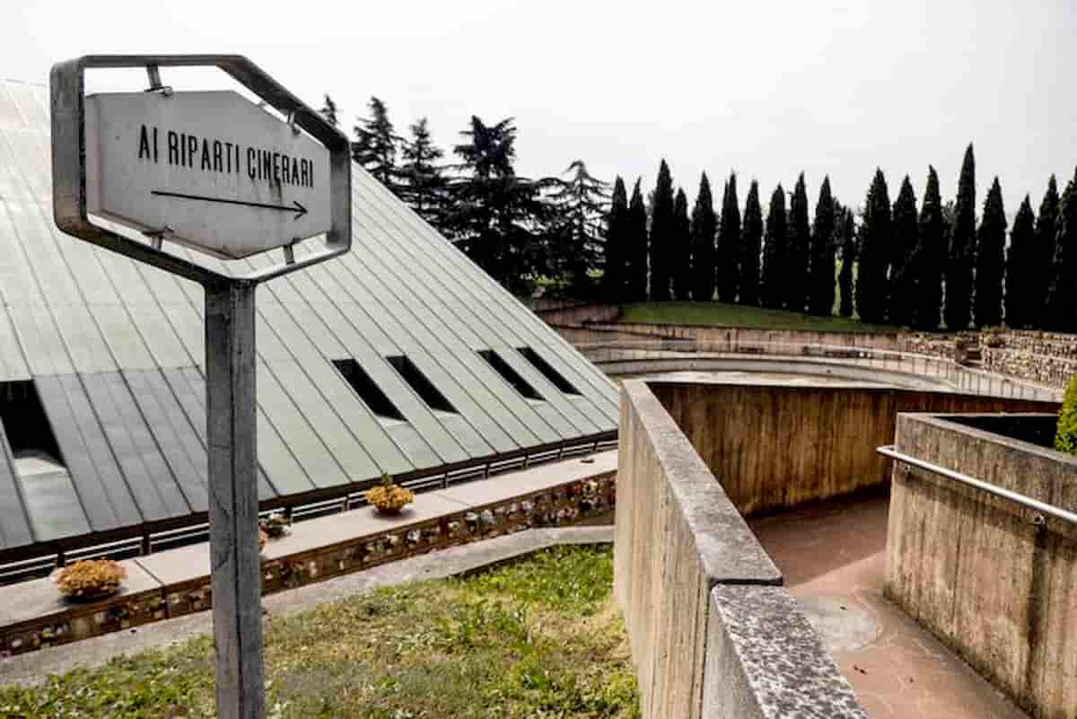 Crematorio Milano chiude: troppi morti Covid