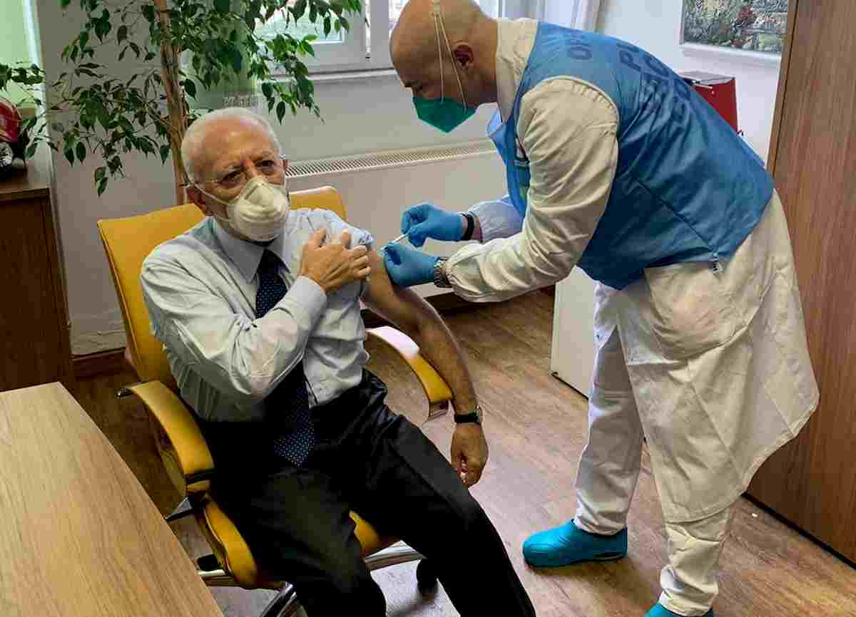 V-Day, anche De Luca si vaccina. Salvini e De Magistris lo attaccano: "Indegno abuso, salti la fila"