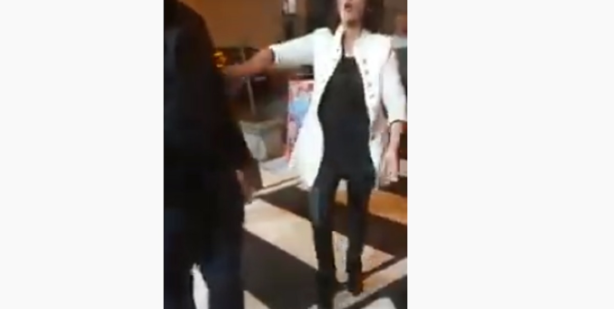 Carabinieri controllano bar, la titolare li aggredisce e chiede di essere ammanettata VIDEO