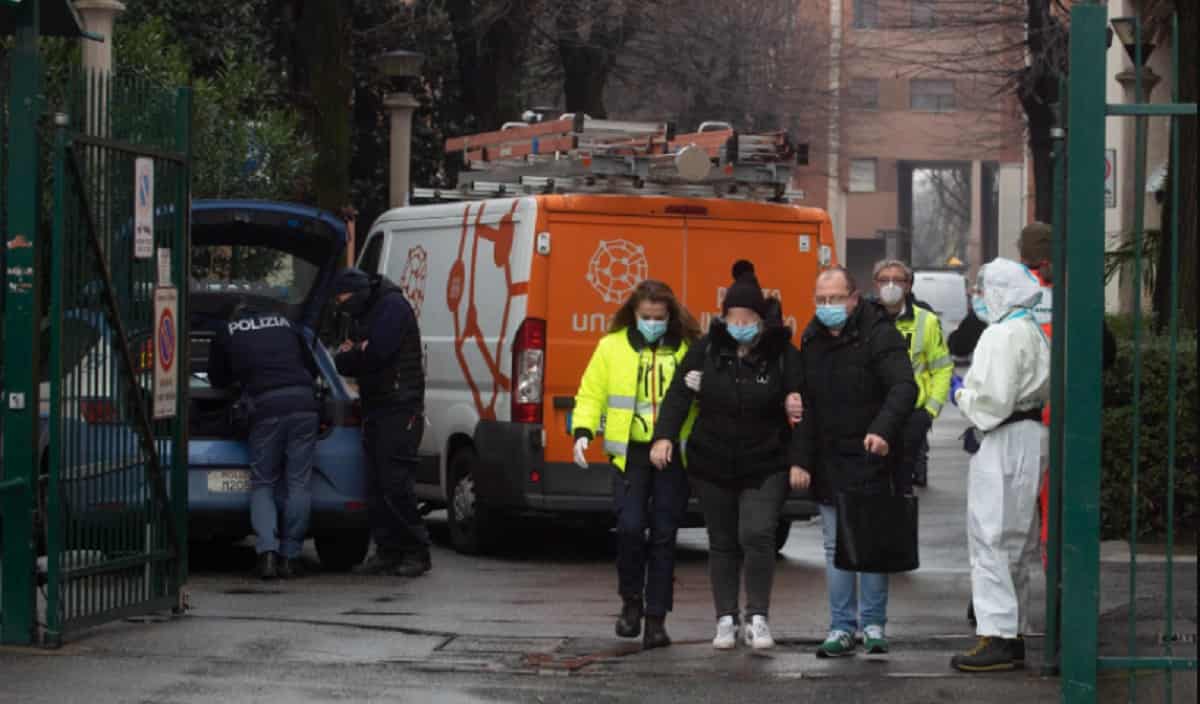 Milano, esplosione in un appartamento in via Lodovico il Moro: donna ustionata, palazzo sfollato