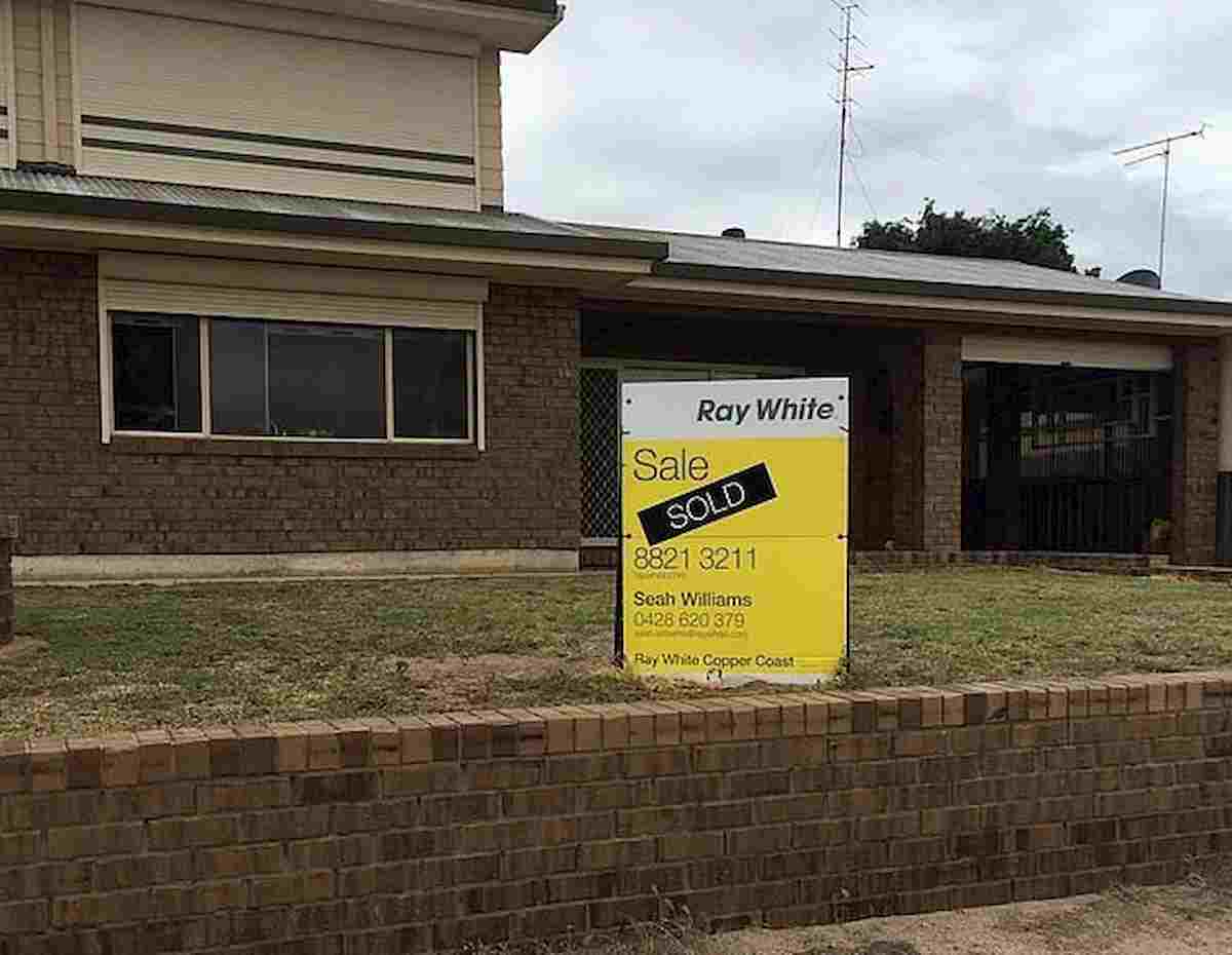 Australia, pubblica la foto della casa del nonno defunto in vendita: C'è un fantasma che lava i piatti?