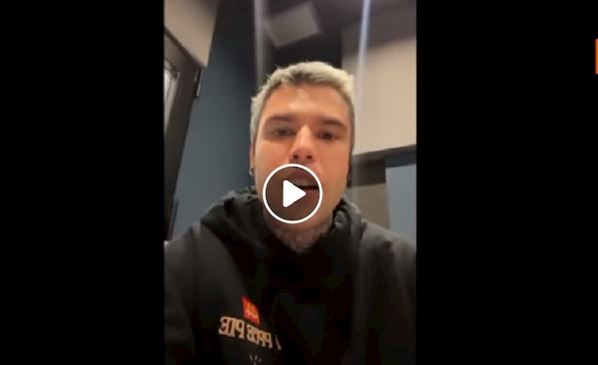 Fedez consegna soldi ai senzatetto ma gli rinfacciano la Lamborghini: meglio pacche sulle spalle in metro?