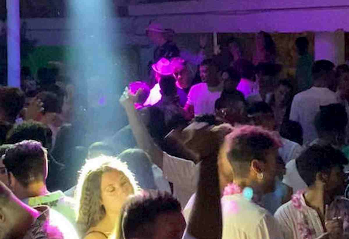 Milano: mega festa in cascina con alcol, droga e tamponi Covid all'ingresso. 63 persone multate