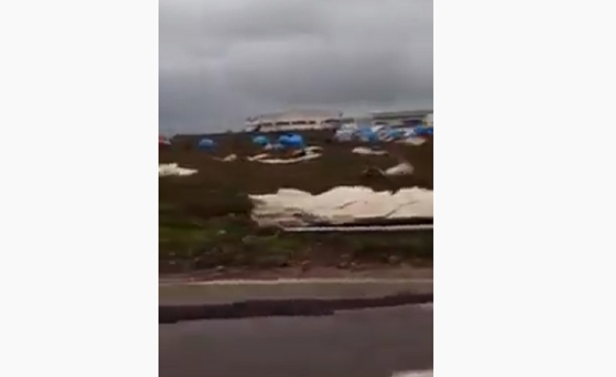 Tromba d'aria a Galatina (Lecce), colpita zona industriale: pezzi di capannone in strada e nei campi VIDEO