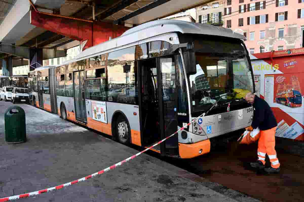 Genova: morto il neonato schiacciato per sbaglio dalla mamma. Era nel marsupio e il bus frenò all'improvviso