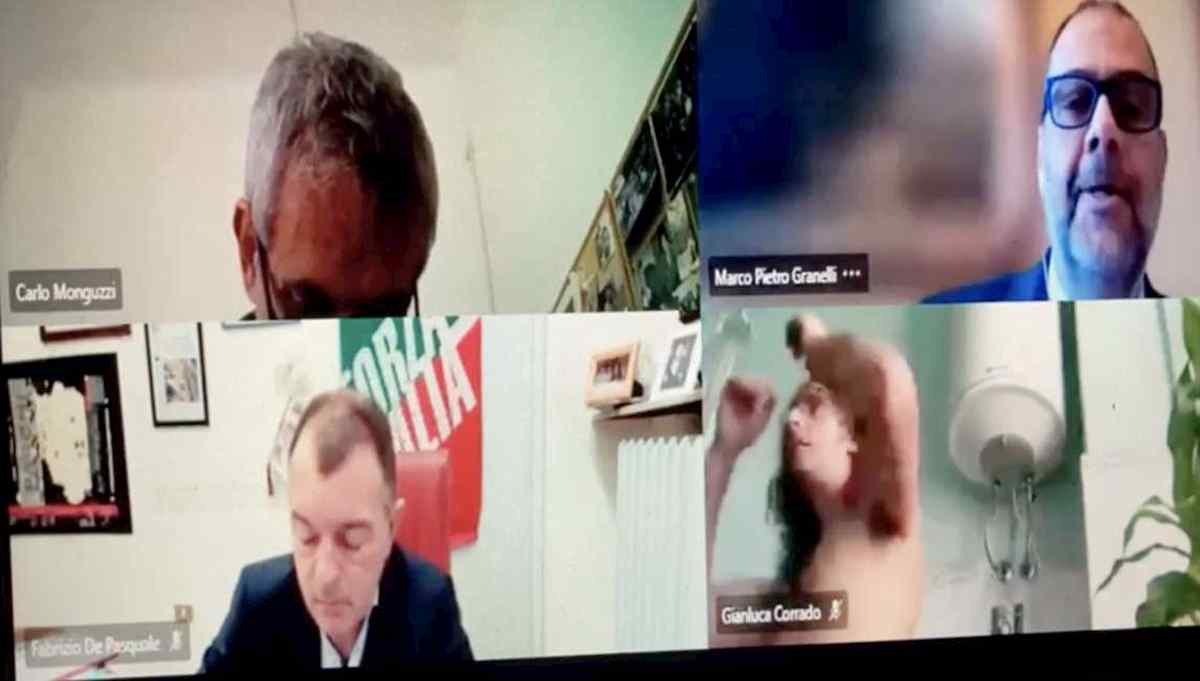 Gianluca Corrado, consigliere M5s fa la doccia mentre è in diretta streaming con la Commissione