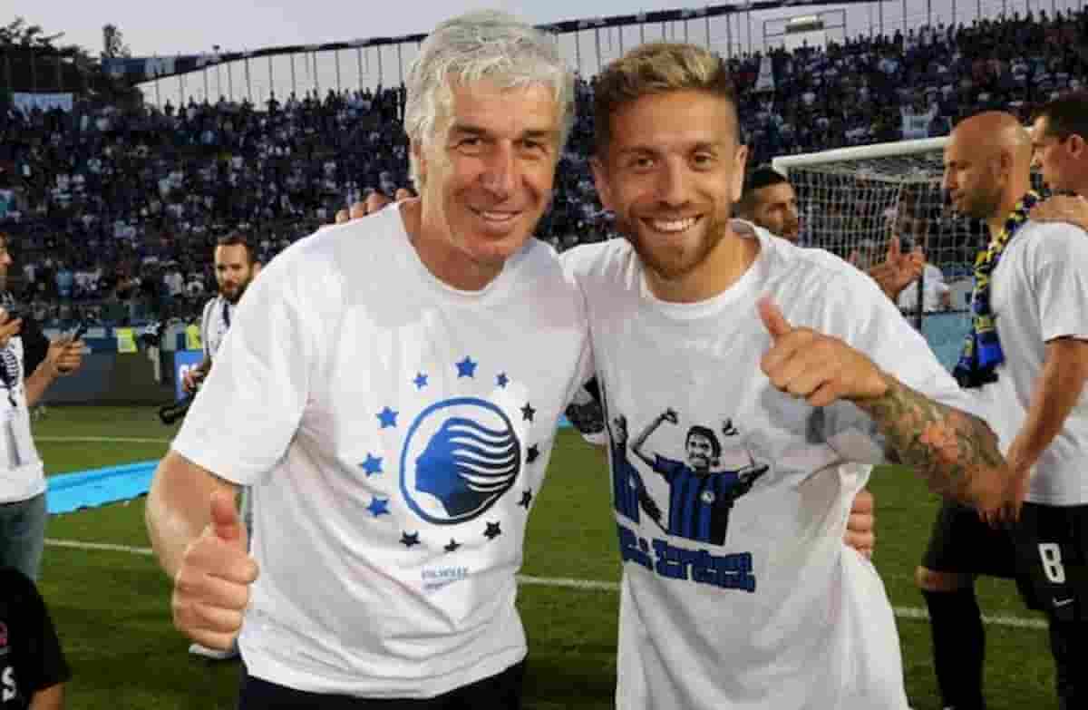 Papu Gomez canta l'inno della Juventus allo Stadium e non esulta con i compagni all'1-1