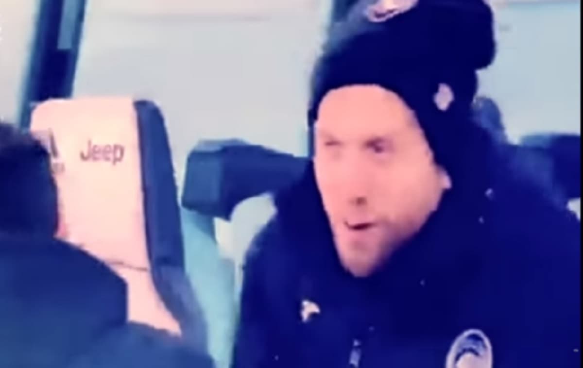 Papu Gomez canta l'inno della Juventus allo Stadium e non esulta con i compagni all'1-1