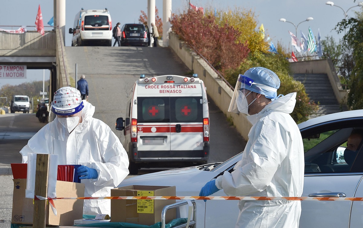 Coronavirus, la curva delle previsioni confermata dai bollettini, il calo dai picchi di casi e morti
