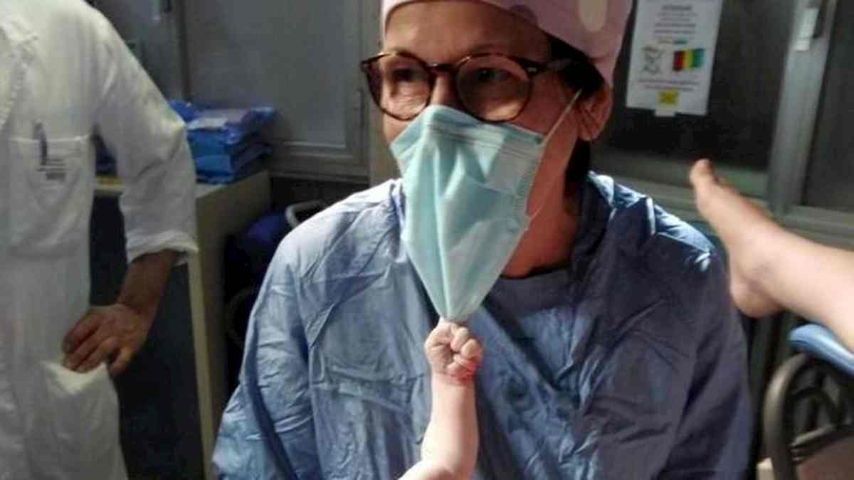 Mattia appena nato strappa la mascherina all'ostetrica. La FOTO simbolo del Natale scattata a Sassari