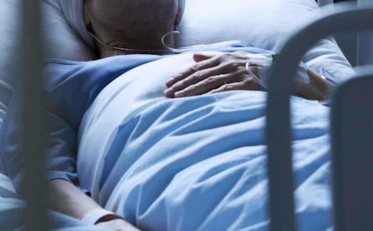 Si finge malata di cancro e lancia raccolta fondi per farsi pagare il matrimonio: condannata a 5 mesi
