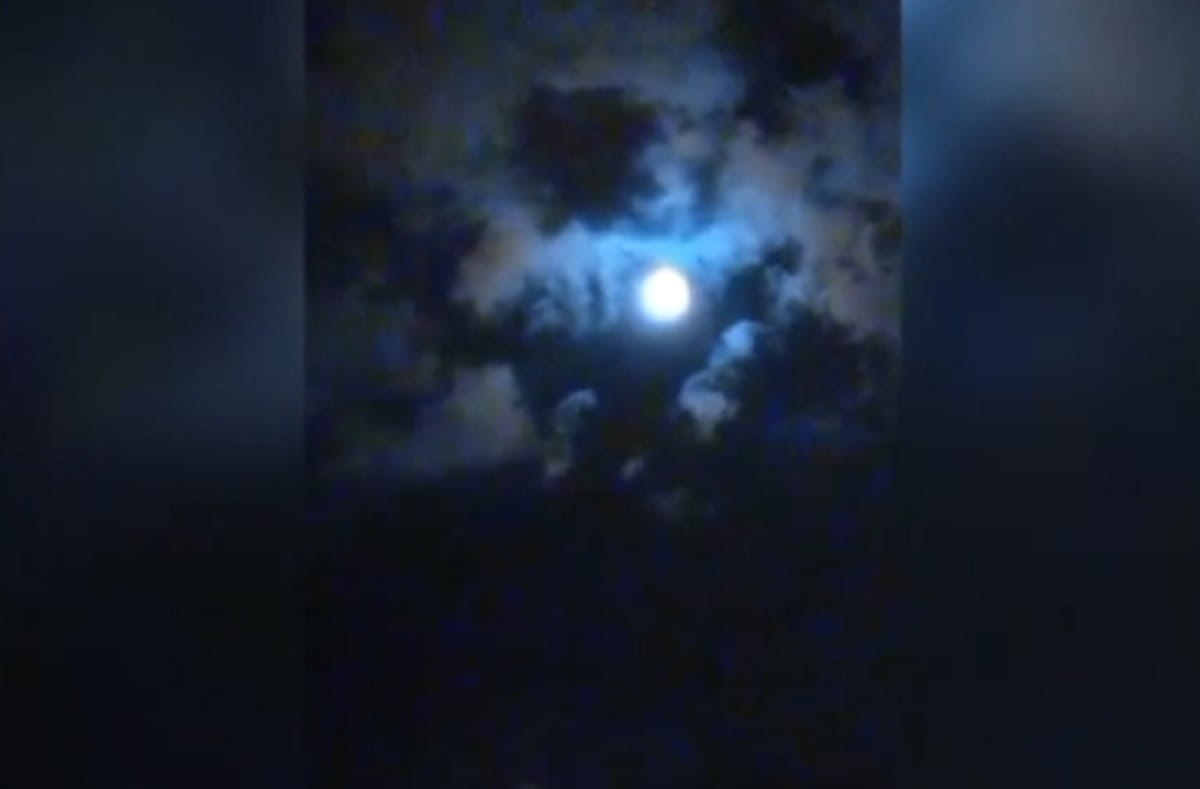 Maradona in cielo, la Luna e le nuvole a molti ricordano el "Pibe de Oro" con la maglia dell'Argentina VIDEO