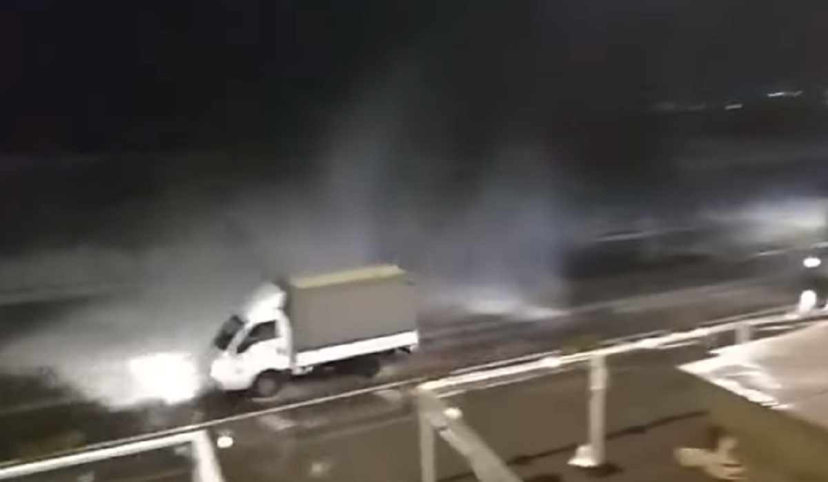 Mareggiata a Napoli, l'acqua delle onde travolge le auto in transito sul lungomare VIDEO