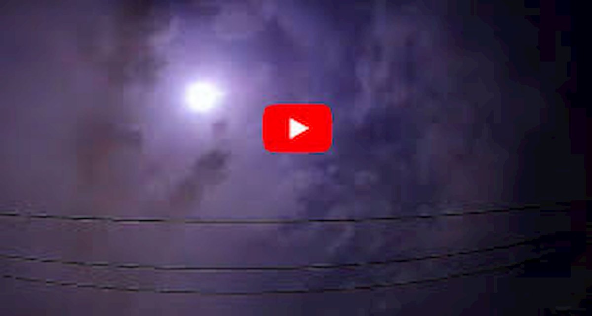 Giappone, meteorite squarcia il cielo nella notte. I VIDEO spettacolari ripresi da tv e social