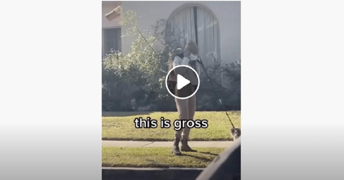 mia khalifa cacca del cane