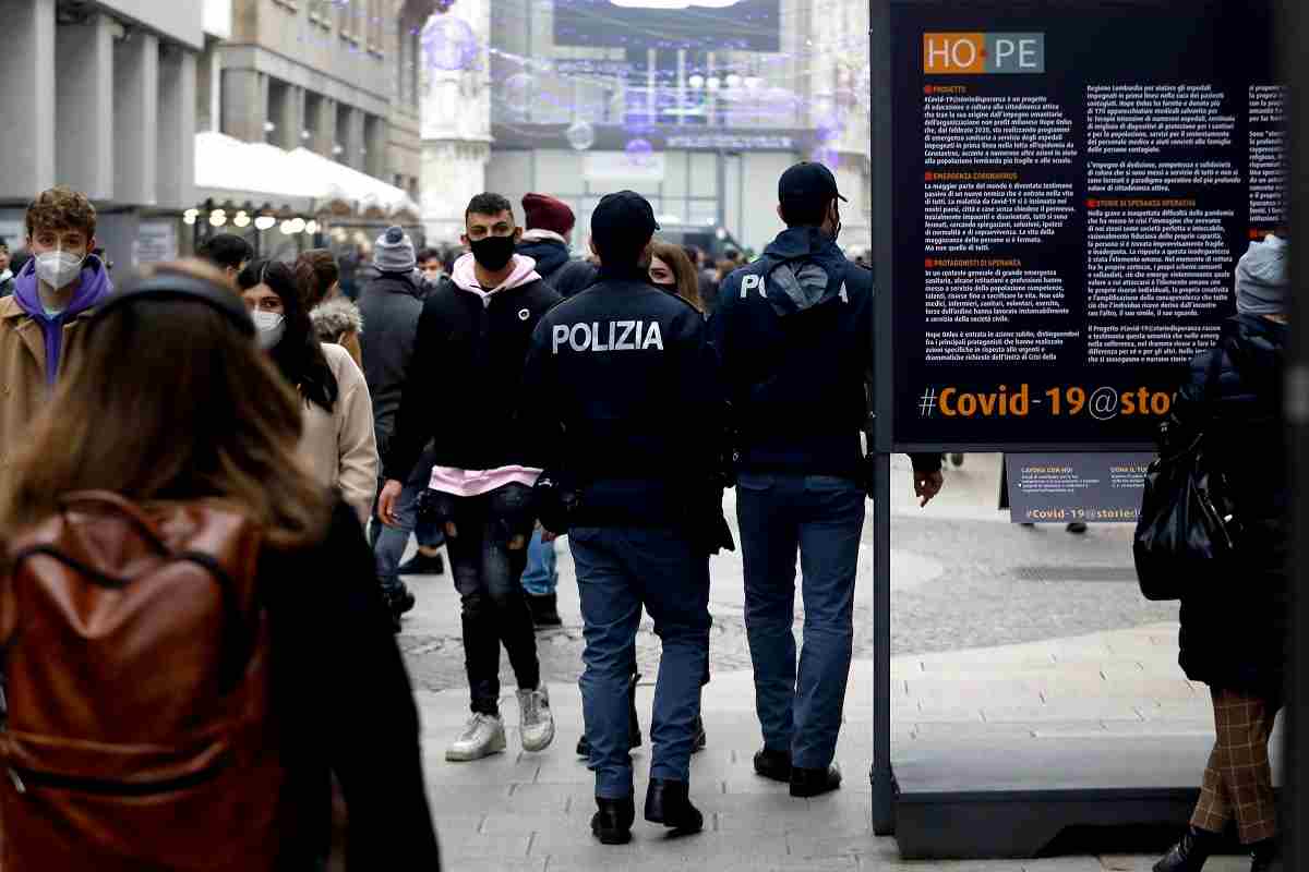 Milano, da domani non si fuma in strada se non a 10 metri di distanza: vietato al parco, alle fermate dei bus...