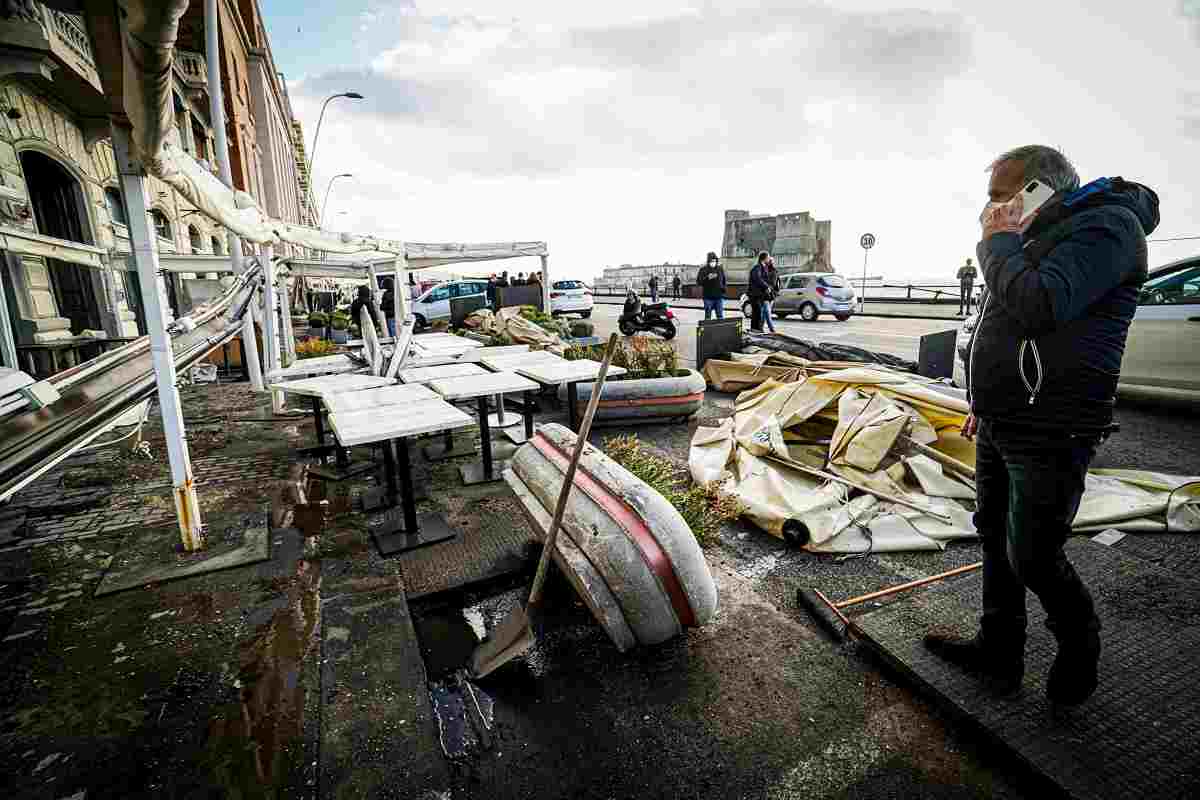 Napoli, mareggiata devasta lungomare