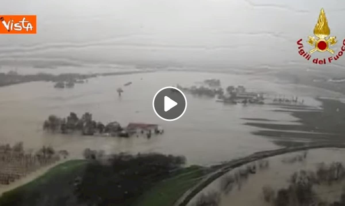Il Panaro rompe gli argini: esonda in provincia di Modena e sommerge interi paesi VIDEO