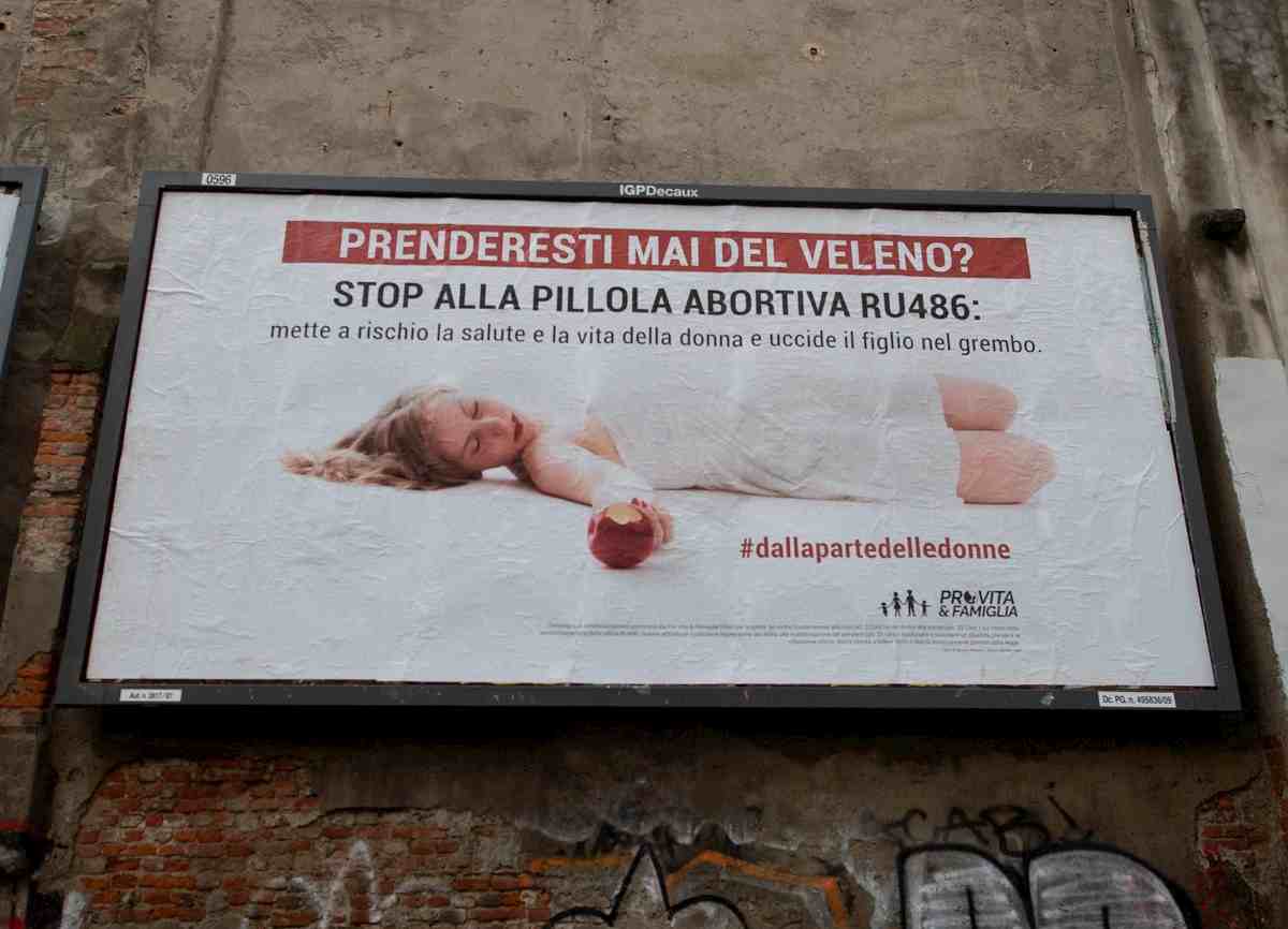 manifesti contro pillola abortiva, foto ansa