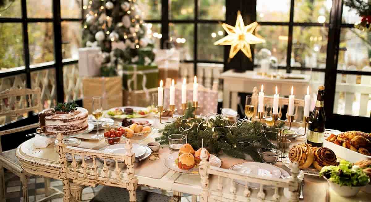 Pranzo di Natale, 10 regole anti contagio: no abbracci, no cin cin, no telefono che gira a tavola